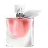 Frasco de perfume Lancôme La Vie Est Belle com tampa decorada, contendo líquido rosa brilhante. Embalagem de vidro transparente com detalhes prateados. Produto com aparência elegante e sofisticada.
