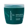 Embalagem plástica verde escura com rótulo branco da marca Alfaparf Milano, contendo uma máscara capilar reestruturante leve chamada "Reparative Light Mask".