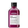 Frasco de shampoo profissional da L'Oréal Paris, da linha Curl Expression, com fórmula à base de glicerina, ureia e semente de hibisco, para cabelos cacheados e ondulados. Embalagem de plástico rígido de cor rosa escuro com rótulo branco e preto.
