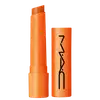 A imagem mostra uma embalagem de balm labial, cilíndrica, toda laranja, com a tampa ao lado, também toda laranja com a logo da marca MAC, escrito em preto. Tem um pouco do balm, também laranja, à mostra.