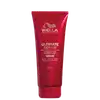 É um condicionador para cabelos da linha Ultimate Repair da marca Wella Professionals. O produto vem em um tubo plástico vermelho brilhante com a logomarca da Wella em branco. O rótulo indica que é o "Passo 2" da linha, tem capacidade de 200ml.