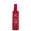 É um produto de tratamento capilar com embalagem em um frasco plástico vermelho brilhante com a tampa da mesma cor. Na frente do frasco, está impresso o logotipo da marca em branco, bem como o nome do produto e informações adicionais e 140 ml.