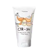Tubo branco com ilustração de personagem e texto "CER-100 Collagen Ceramide Coating Protein Treatment". Produto de tratamento capilar da marca Elizavecca