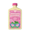 Frasco de condicionador reequilibrante da marca Lola, com embalagem em tons de rosa e amarelo, contendo informações sobre proteção contra fatores externos e volume.