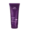 Frasco de condicionador da linha Ultimate Color da Wella Professionals, com 200 ml de volume, embalagem roxa com logo da marca, contendo informações sobre os benefícios do produto.