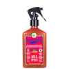 Frasco de spray de leite da marca Lola From Rio, com rótulo rosa e verde destacando a fórmula natural e vegana do produto. O frasco possui um gatilho preto e contém 250 ml do produto.