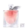 Frasco de perfume Lancôme com tampa prateada e corpo de vidro transparente contendo líquido rosa. Rótulo com nome da marca visível na parte inferior do frasco.
