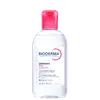 Frasco de água micelar da marca Bioderma, da linha Sensibio H2O, para peles sensíveis. Embalagem de plástico transparente com tampa rosada, contendo 250 ml do produto.
