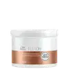 Frasco branco de 500 mL da máscara de reparação intensa da linha Fusion da Wella Professionals, com rótulo destacando a nova fórmula do produto.