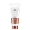Frasco de condicionador da linha Fusion da Wella Professionals, com embalagem branca e detalhes em tons de rosa. O rótulo apresenta o nome do produto e a marca Wella Professionals.
