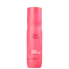 Frasco vermelho linha Color Brilliance da Wella Professionals, com 250 ml de capacidade. O rótulo apresenta o nome da linha e o texto "Shampoo Protetor da Cor".