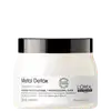 Frasco de máscara profissional L'Oréal Professionnel Metal Detox, com 500 ml, em embalagem branca e preta, com rótulos indicando a tecnologia patenteada e a função de proteção contra depósitos após coloração, descoloração ou descoloração.
