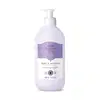 Frasco de 400ml na cor branca com rótulo lilás e branco com ilustração de uma flor de algodão contendo loção hidratante corporal Cuide-se Bem Rosa e Algodão.