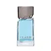 Frasco de item de perfumaria da marca Clash feito em vidro transparente com líquido azul claro dentro, tampa cinza, em formato retangular com bordas arredondadas, exibindo o nome da marca em letras prateadas.