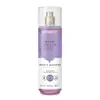 Frasco cilíndrico com líquido azul, pulverizador prateado, tampa transparente e rótulo azul e branco com flor de algodão ilustrada contendo 200ml de body splash Cuide-se Bem Rosa e Algodão.
