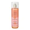 Frasco cilíndrico transparente com líquido rosa, pulverizador prateado, tampa transparente e rótulo em tons de rosa com pêssego ilustrando contendo 200ml de body splash Cuide-se Bem Pessegura.