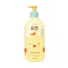 Frasco amarelo claro com ilustração de um passarinho amarelo com detalhes laranjas, tampa azul e bomba dosadora laranja contendo 400ml de shampoo suave da marca Boti Baby.