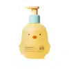 Frasco em forma de passarinho amarelo com detalhes laranjas, tampa azul e bomba dosadora amarela contendo 200ml de shampoo suave da marca Boti Baby.