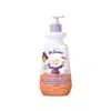 Imagem de um frasco branco com tampa dosadora roxa e rótulo em laranja com ilustração do personagem da marca Dr. Botica, contendo 400ml de creme de pentear infantil para cabelos cacheados.