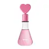 Frasco transparente em formato de vidro laboratorial com líquido rosa, tampa também rosa com coração na ponta e letras brancas no rótulo contendo 120ml de colônia infantil Dr. Botica Poção do Coração.