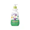 Imagem de um frasco branco com tampa dosadora amarela e rótulo em verde com ilustração do personagem da marca Dr. Botica, contendo 400ml de condicionador infantil para cabelos crespos.