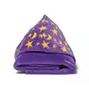 Roupão de fleece roxo com estrelas e luas amarelas, dobrado sobre superfície branca.