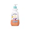 Imagem de um frasco branco com tampa dosadora azul e rótulo em laranja com ilustração do personagem da marca Dr. Botica, contendo 400ml de shampoo infantil para cabelos cacheados.