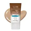 Frasco de 40ml de protetor solar facial com cor 3.0 FPS 70 Boti.Sun em embalagem marrom e branca e rótulo com letras brancas contendo informações sobre o produto. Ele está à frente de uma quantidade do produto mostrando textura e tonalidade bege médio.