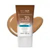 Frasco de 40ml de protetor solar facial com cor 4.0 FPS 70 Boti.Sun em embalagem marrom e branca e rótulo com letras brancas contendo informações sobre o produto. Ele está à frente de uma quantidade do produto mostrando textura e tonalidade bege escuro.