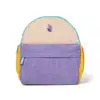Mochila infantil de veludo canelado nas cores bege, lilás e amarelo, com zíper e aplicação de ícone em formato de touca de mago na parte frontal. Vista de frente.