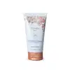 Bisnaga azul claro, letras azuis, detalhe floral e tampa na cor dourada contendo 75g de creme hidratante corporal Floratta Blue.