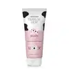 O produto apresentado é um creme hidratante corporal da marca Cuide-se Bem, com o nome "Deleite" impresso no rótulo. A embalagem é um tubo branco com detalhes em preto e rosa, com uma ilustração de uma vaca estilizada.