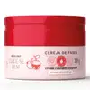 Imagem de creme relaxante corporal em embalagem vermelha redonda com rótulo rosa. Contém texto "Cereja de Fases" e informações sobre o produto, como "pernas, pés e costas". Produto de beleza da marca Cuide-se Bem.