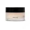 Pote de balm labial noturno da marca Make B. Lip Chronology Night Mask. O recipiente é redondo, com uma tampa preta e o rótulo exibe o nome da marca em letras brancas. Há detalhes branco na embalagem.