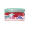 Pote de creme hidratante da linha Sophie Marvel Spider-Gwen da marca O Boticário, com tampa azul-turquesa com glitter e corpo vermelho, rosa e com detalhes da personagem Spider-Gwen em ilustração em estilo quadrinhos.