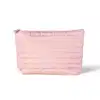 Nécessaire rosa claro acolchoado com estética puffer e zíper vista de lado.