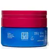 Imagem de recipiente azul com tampa rosa contendo 250g de creme hidratante desodorante corporal da marca Egeo Dolce Illusion. O rótulo apresenta o nome da marca e informações sobre o produto.