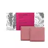 Imagem de uma caixa com faixa rosa e ilustrações em preto e branco de folhas e flores, contendo dois sabonetes em barra de cor rosa com formato quadrados. O produto é da marca Nativa SPA Ameixa Plum.