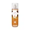 A imagem mostra um frasco transparente do body splash Cuide0se Bem Deleite Caramelizado, com tampa e pulverizador prateados. Rótulo branco com detalhes em marrom e ilustração de da vaquinha As informações do produto estão em letras brancas e pretas.