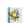 Caixa branca com fita verde e ilustração de flores coloridas, incluindo lírios amarelos. Embalagem de produto de beleza da marca O Boticário, com destaque para os elementos florais.