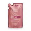 Embalagem flexível como um pacote de plástico rosé com detalhes em vermelho claro e branco e indicação de lugar para cortar com tesoura. No centro, um desenho da silhueta do pote original contém as informações do rótulo do refil em letras brancas.