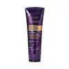 Embalagem plástica tubular de cor roxa escura com detalhes em dourado. Logotipo da marca Eudora e linha Siàge visíveis em dourado. Ao fundo, em roxo mais claro, a letra S de Siàge.