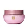 A imagem mostra a embalagem do hidratante Eudora Rosé. É um pote arredondado, rosa claro, com a tampa na cor roxa clarinho. Na parte frontal do pote, está escrito Eudora Rosé em letras douradas e há também o símbolo da marca: um E vazado em fundo dourado.