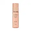 Embalagem cilíndrica de plástico rígido na cor nude rosado. Rótulo com o nome do produto "La Victorie Intense Body Spray Desodorante" e a informação de volume de 100ml. Tampa tipo spray na parte superior. Design minimalista e elegante.