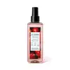 O produto apresentado é um spray perfumado desodorante da linha Instance da marca Eudora. O frasco é de plástico transparente com uma tampa preta. A embalagem possui uma imagem de morangos, que parecem ser a inspiração para o aroma do produto.