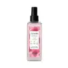 O produto apresentado é um spray perfumado desodorante da linha Instance Rosa Absoluta. O frasco é de plástico transparente com um rótulo rosa, destacando informações sobre o produto. Possui um design elegante e minimalista, com uma tampa preta.