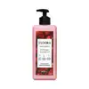 O produto apresentado é um creme hidratante corporal da marca Eudora, da linha Instance, com fragrância de morango irresistível. A embalagem é um frasco plástico transparente, com o conteúdo do produto rosado.