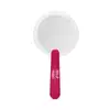 O produto apresentado é um espelho de mão da marca Niina Secrets. Possui um formato circular com um acabamento branco. O cabo do espelho é de cor rosa vibrante, com o nome da marca impresso em letras brancas.
