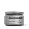 Recipiente de plástico cinza com rótulo preto e branco. Texto "Nutri Diamond - Máscara de Blindagem" e informações sobre os ingredientes e benefícios do produto. Embalagem com formato arredondado e tampa.