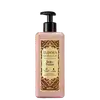Creme Hidratante Desodorante Corporal Eudora Instance Ambar Precioso em frasco pump de 400ml. Embalagem rosa com rótulo dourado e marrom, apresentando padrão ornamental. Produto com perfumação marcante e hidra colágeno.